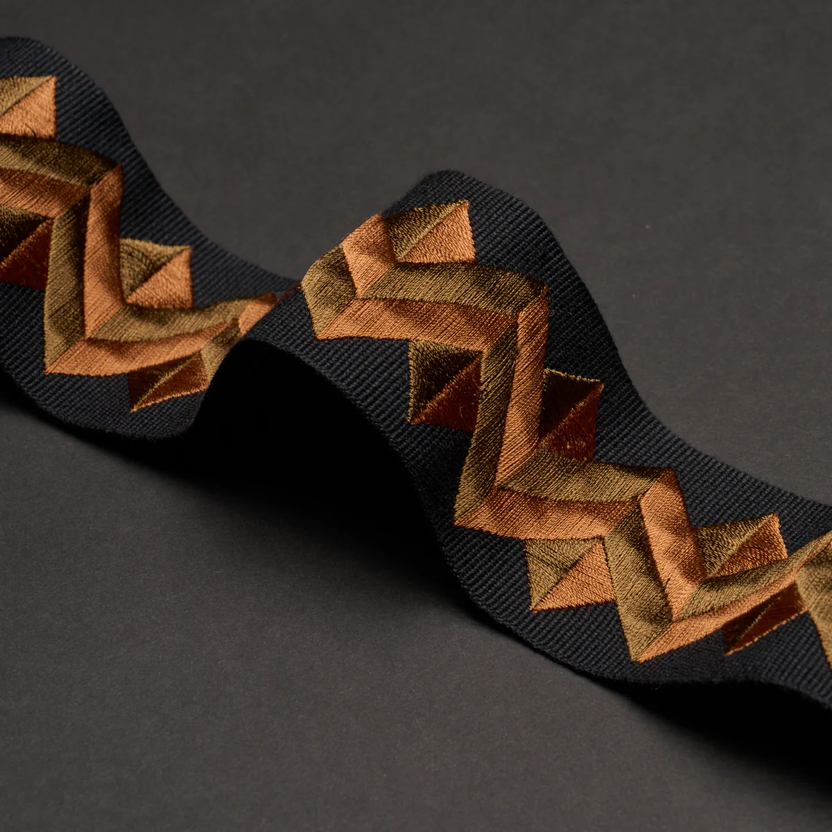 85583 | Zigzag Moderne Tape, Goldstone - Schumacher Trim - Image 3