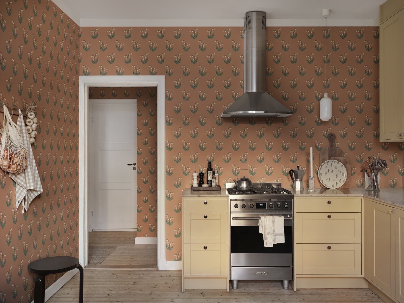 S10636 | Lilly, Terracotta - Sandberg Wallpaper - Image 2