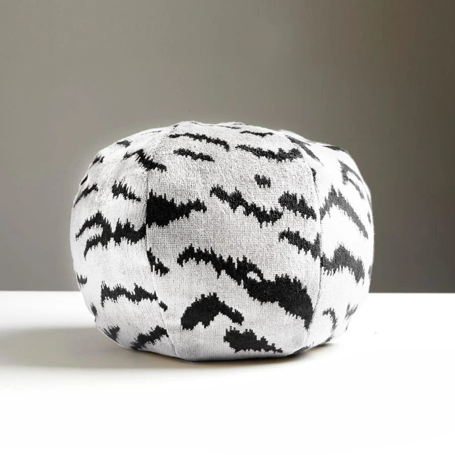 SCSTIGRPILL0006 | Tigre, Off-White & Black - Scalamandre Pillows